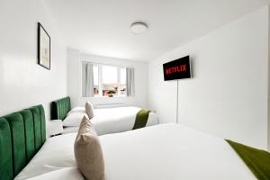 Swans Place - Large 4bed home, Sleeps 9, Parking x2 & Games room