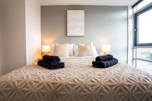 City Modern 2BR Apt With Balcony - Sleeps 8