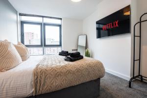 City Modern 2BR Apt With Balcony - Sleeps 8