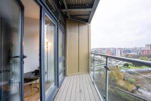 City Modern 2BR Apt With Balcony - Sleeps 8