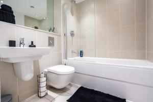 City Modern 2BR Apt With Balcony - Sleeps 8