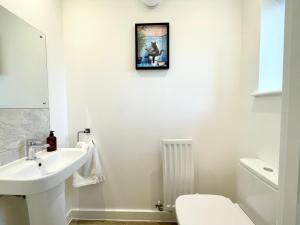 Brand NEW Stylish & Chic House - 2 Parking Spaces - Garden - Fast Wi-Fi - Close to M5