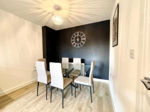 Brand NEW Stylish & Chic House - 2 Parking Spaces - Garden - Fast Wi-Fi - Close to M5