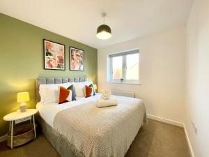 Brand NEW Stylish & Chic House - 2 Parking Spaces - Garden - Fast Wi-Fi - Close to M5