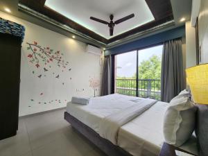 Family-Friendly 2BHK with Mangrove Views - Pool Access, Balcony in Candolim