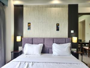 Family-Friendly 2BHK with Mangrove Views - Pool Access, Balcony in Candolim