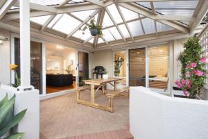 Modern Coastal Escape Walk to Scarborough & Brighton Beach