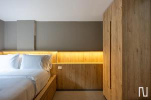 Nok Modern 2BR Apartment with Balcony & City Views