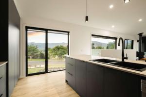 Fiddle View Alfresco Dining with Mountain Views