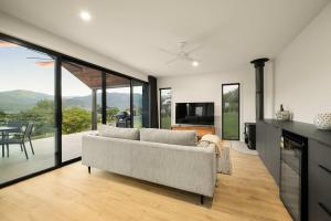 Fiddle View Alfresco Dining with Mountain Views