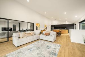 Fiddle View Alfresco Dining with Mountain Views