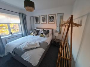 Lysaght House Groups Contractors Sleeps 5
