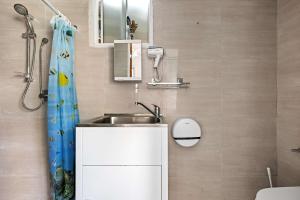 Light & Simple Single Room in Courtyard - Peakhurst Area - Shared Bathroom