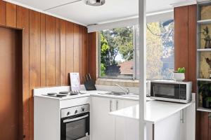 Simple 2-Double Bed Studio Stay - Peakhurst