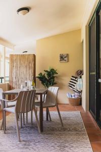 Only Few Steps to Noosa Rivers - Bermuda Villas 10