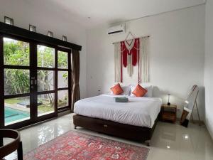 Spacious House with Private Pool and Garden