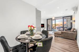 2 Bed & 2 Bath, FREE Parking - 10 Min to Brentford Stadium