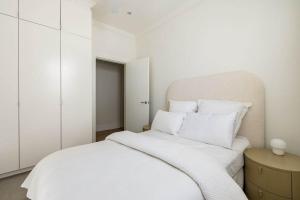 Iconic Elizabeth Bay Pad