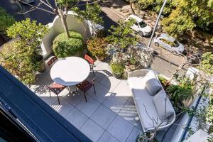 Iconic Elizabeth Bay Pad