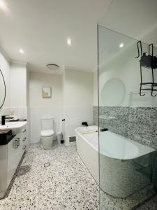 Central 1BR Loft, Steps to RAC Arena, City Centre