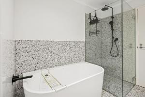 Central 1BR Loft, Steps to RAC Arena, City Centre