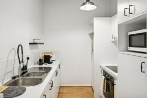 Central 1BR Loft, Steps to RAC Arena, City Centre