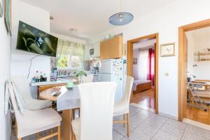 Apartments by the sea Kastel Stari, Kastela - 19465