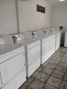 Gated - 1 King Bed 1 Bath apt with Full Kitchen 117