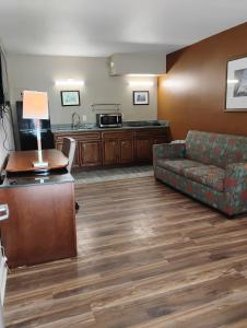 Gated - 1 King Bed 1 Bath apt with Full Kitchen 117