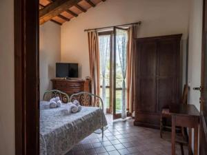 Rustic holiday home in Urbania with bubble bath