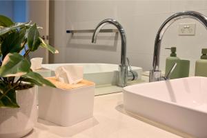 TheCozyRooftop Modern Comfort in Brunswick Center