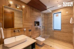 StayVista at Villa Bluejay with Bonfire, Heated Pool