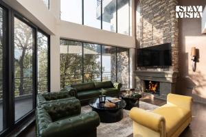 StayVista at Villa Bluejay with Bonfire, Heated Pool