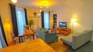 6 Bright Cozy Studio Moulin Rouge