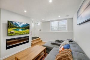 Deluxe Mahogany Lake Getaway Sleeps 4