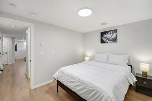 Deluxe Mahogany Lake Getaway Sleeps 4