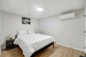 Deluxe Mahogany Lake Getaway Sleeps 4
