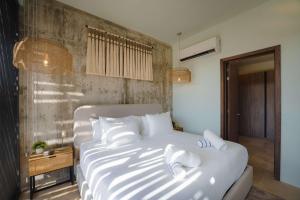 Modern 2BR Apartment with Pool & Gym