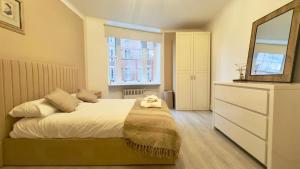 2 Bedroom Apartment Queensway Central London by Wild