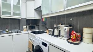 2 Bedroom Apartment Queensway Central London by Wild