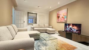 2 Bedroom Apartment Queensway Central London by Wild