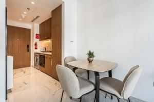 Modern Studio Apartment with Outdoor views I Azizi 67