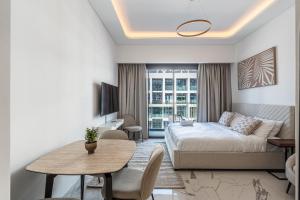 Modern Studio Apartment with Outdoor views I Azizi 67