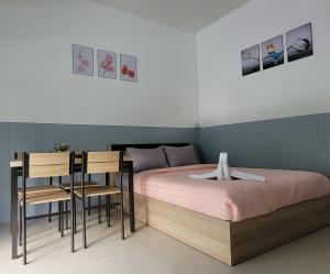 Happy Day 2, one private room "king size bed" and two open room with double bed each, total six people