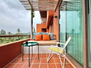 Hua Hin Beach Front Condo - Med style Suite Room