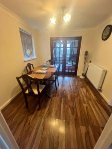 Cozy 2 Bedroom Home with 2 King Beds - Free Parking