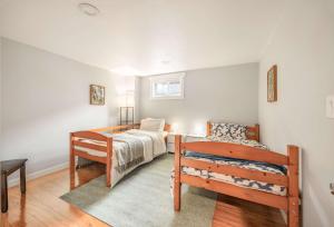 Spacious 2BR Home Backyard Parking & UW