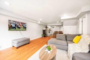 Spacious 2BR Home Backyard Parking & UW