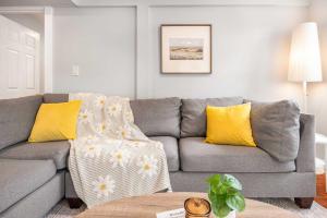 Spacious 2BR Home Backyard Parking & UW