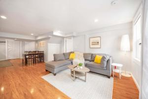 Spacious 2BR Home Backyard Parking & UW